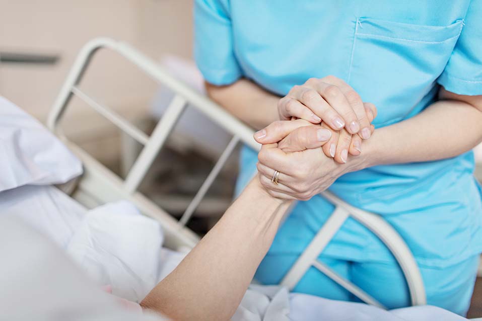 iStock-884642202_kl Pflegerin hält Hand